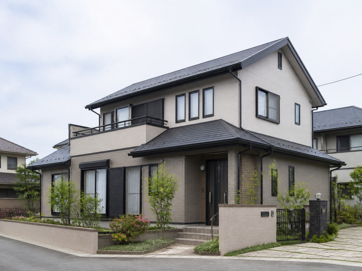 外壁と屋根の状態を相談できる戸建て住宅の全景